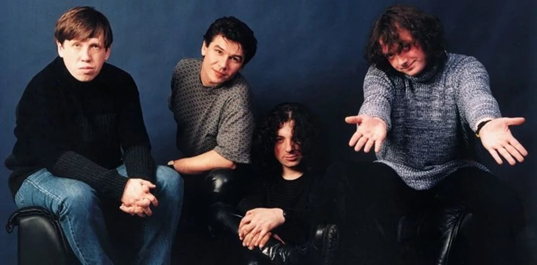 "Агата Кристи" в своём золотом составе. Слева направо: Александр Козлов (клавишные), Андрей Котов (барабаны), Вадим Самойлов (гитара, вокал), Глеб Самойлов (гитара, бас, вокал)