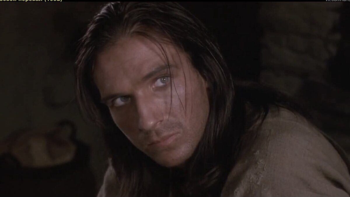 Райф Файнс в роли Хитклиффа. Скриншот из фильма 