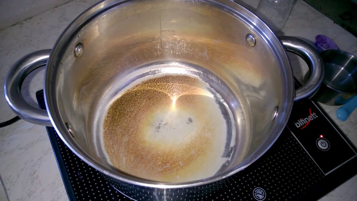 Подгорает молоко кипячении. Как кипятить молоко. Чтобы молоко не пригорало ко дну кастрюли. Подгорает молоко кипячении. Кипящее молоко.