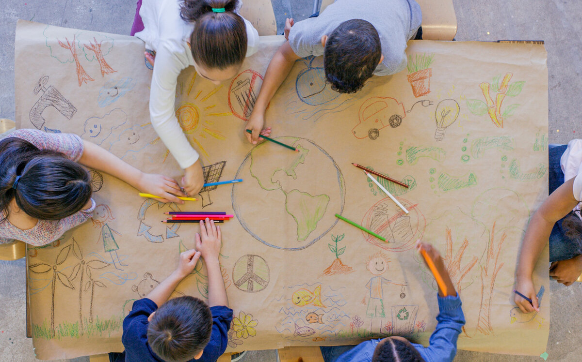 Дети рисуют в школе. Источник: istockphoto.com/ru