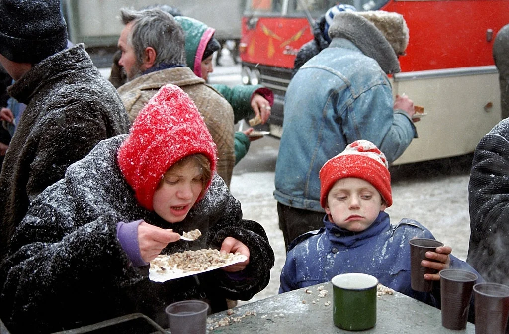 Беспризорники в России 90-х. Дети сироты на улице.