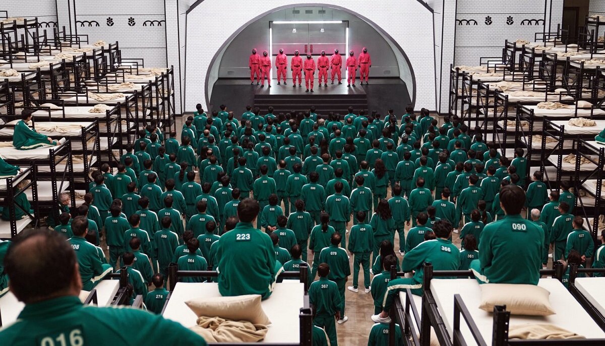 Ох, почует ваше сердце, что этих наивных лузеров неспроста нарядили в костюмы цвета плесени. 