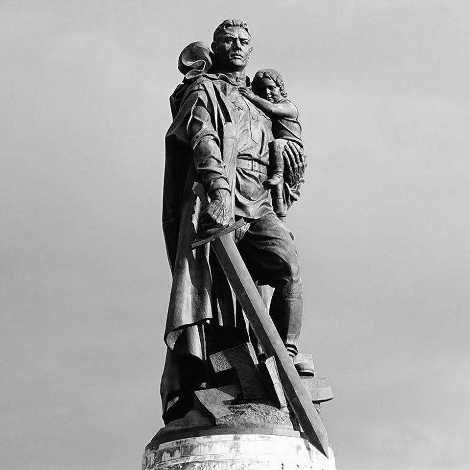 памятник русскому солдату в берлине с девочкой