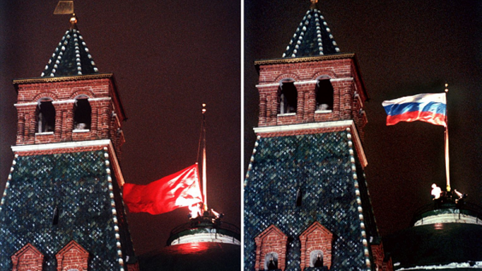 Замена флага СССР на флаг России 25.12.1991. Фото из открытых источников "Яндекс.Картинки".