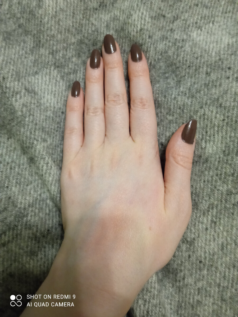 Мой типичный маникюр с покрытием: лак, топ-сушка. 