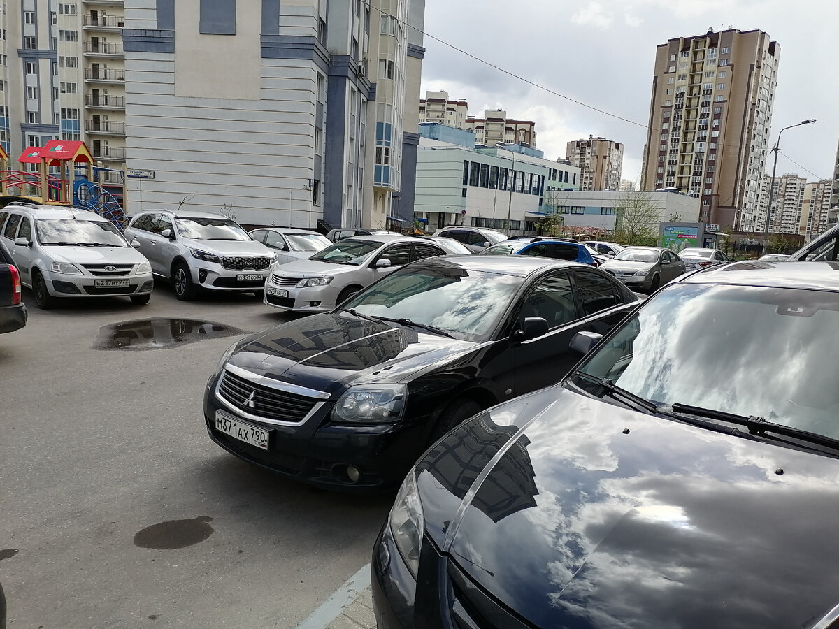 Типичная парковка человейника