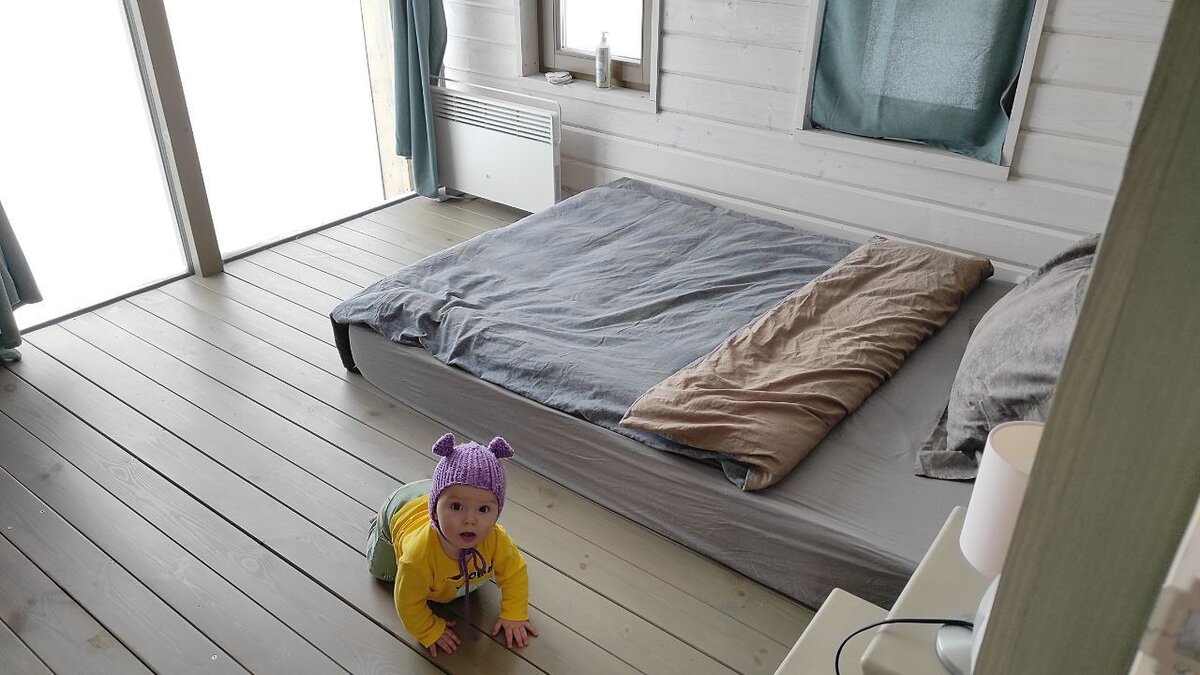 Такие фото комнаты я выложила на Авито зимой