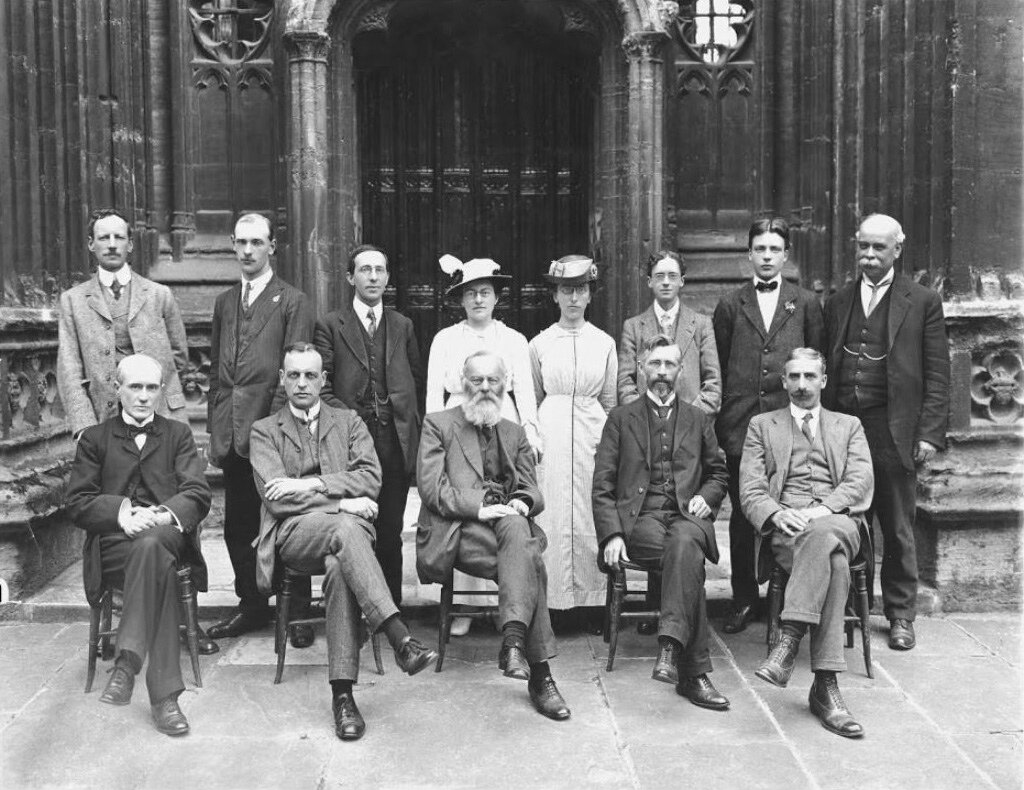 Июль 1915. В центре сидят (слева направо) Чарльз Онионз, Генри Брэдли, Уильям Крэйги.