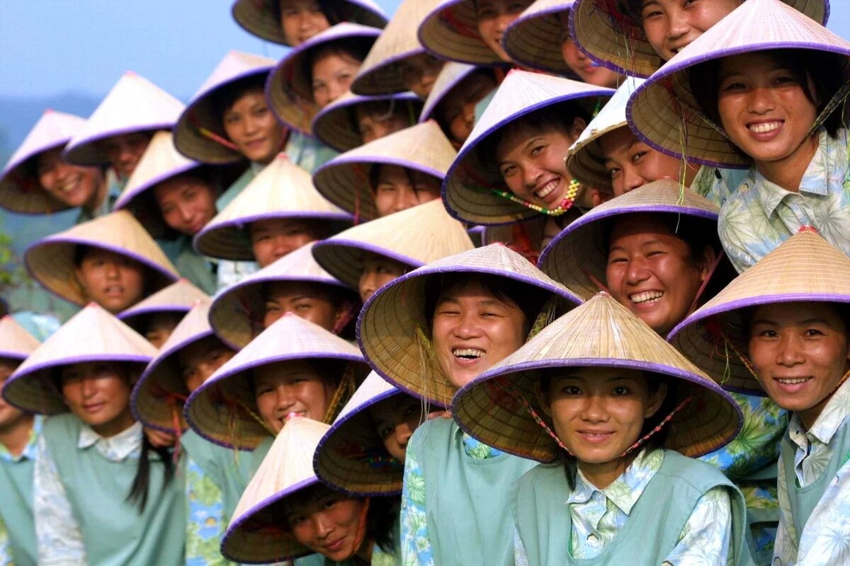 Корейцы вьетнамцы. Шляпа китайца. Много китайцев. Много вьетнамцев. Китай люди в шляпах.