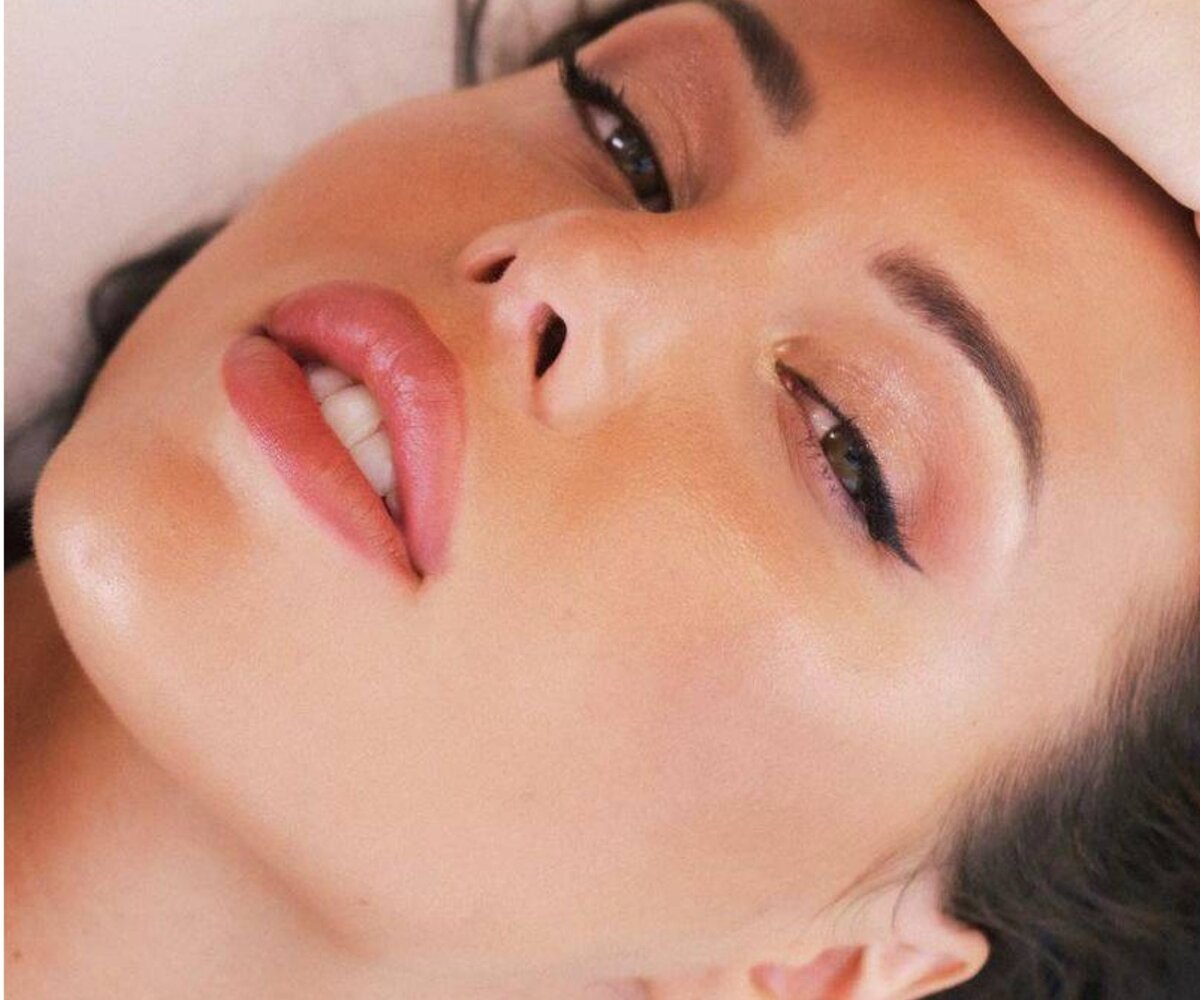     «Очень похожа на Меган Фокс»: Анастасия Решетова на фото как из фильма для взрослых удивила фанатов