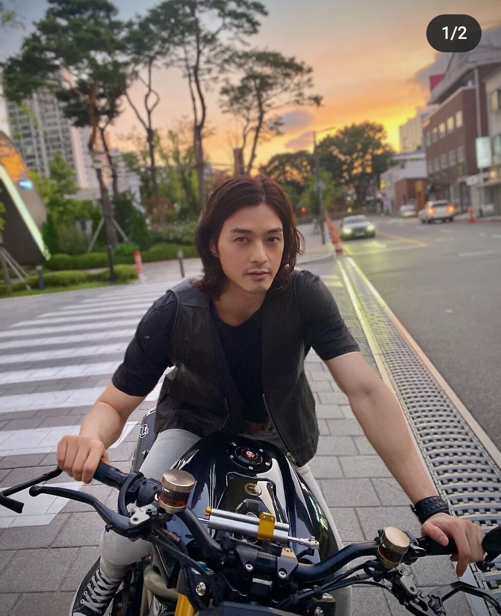 Ким Джи Хун на своём железном коне во время съёмок адаптации испанского сериала "Бумажный Дом", в которой он кстати ооох как хорош... 😏...