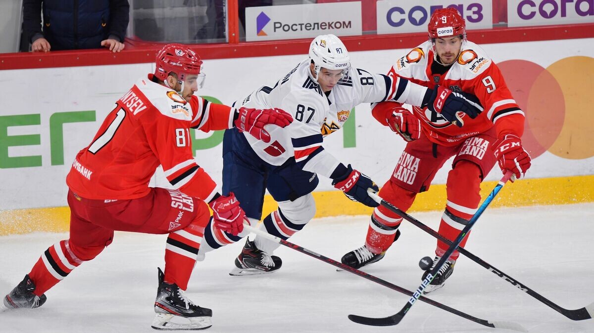    Игрок "Автомобилиста" Данил Романцев, игрок "Металлурга" Николай Голдобин и игрок "Автомобилиста" Джесси Блэкер© РИА Новости / Павел Лисицын