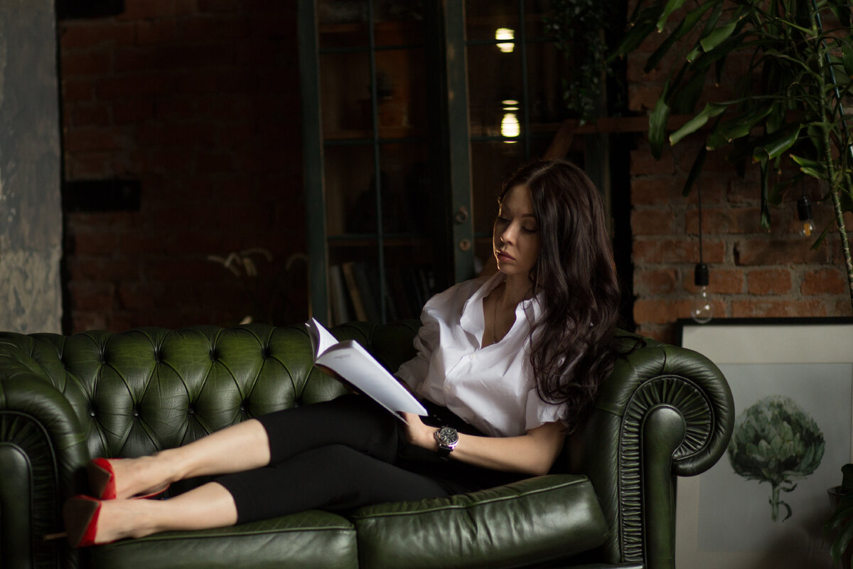 
Неврозы-неврозами,панические атаки-атаками,а в отношениях мы каждый день.

Год назад на конференции по гештальт-терапии,я с большим интересом слушала последние мировые исследованные тенденции об институте брака.
Реальность такова,что нет смысла печалиться,что он умирает.Он уже умер.
🔰Почему произошла такая глобальная трансформация?🔰
1. Не ценность традиционного моногамного брака
2. Опыт предшествующих поколений не передается следующему
3. Социально-психологические изменения позиции женщины
4. Эволюция размера и состава семьи
5. Уменьшение ценности рождения детей
6. Разнообразие вариантов семейных отношений и объединений
7. Отношения в паре выходят на первый план

Я каждый день смотрю на красивые ,счастливые, сочные семьи,где детей минимум трое и младшему год или менее,а семья распадается.
📌Выводы.
Попытка повесить беременность,младенца или охапку детей, как утяжелительную гирю на шею мужчине, в попытке этого мужчину удержать на месте-ведет к провалу этой идеи.
Никого.Ничем.Не удержишь.ЭТО ВЫБОР.Каждый день выбирать оставаться рядом.Каждый день быть в осознанности своего выбора.В шагании мимо искушения "быстрого,да на золотой каемочке".

Люди часто спрашивают:"Аня,а что значит "надо работать в отношениях?"Ведь тот же попсовый Лабковский, так манко сулит о простом "в отношениях не надо работать!Все должно сложиться само-собой"...

Как искусительна эта идея...Но слишком велика вероятность,что на базе "авось"-отношения не переживут и первый кризис.

Отношения слишком не фисксированная единица,чтоб они шли вне динамики.
Там где встречаются пара незнакомцев двумя вселенными - слишком не плоско,для единорогов по радуге.
Слишком долго каждый из них жил,собирал в опыт,в личность,в характер,в реакции,в ожидания своего идеального сценария,чтоб когда к нему на встречу вышел другой с таким же своим "набором" -это легко совпало в пазл и жили они долго и счастливо.

Я за то,чтобы не быть в отношениях с пакетом на голове.