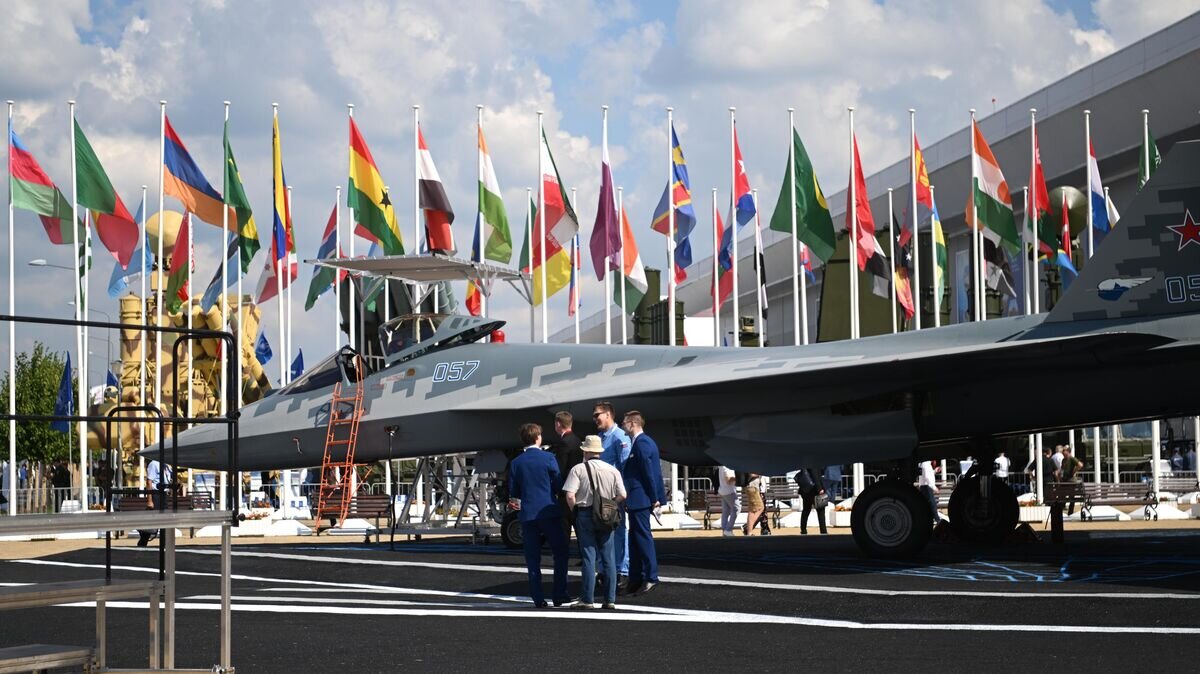    Российский многофункциональный истребитель пятого поколения Су-57 на выставке в рамках Международного военно-технического форума "Армия-2022"© РИА Новости / Павел Бедняков