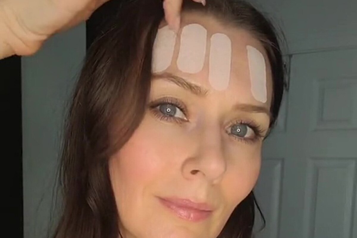    Пользовательницы соцсетей массово пробуют тренироваться с тейпами на лбуСоцсети