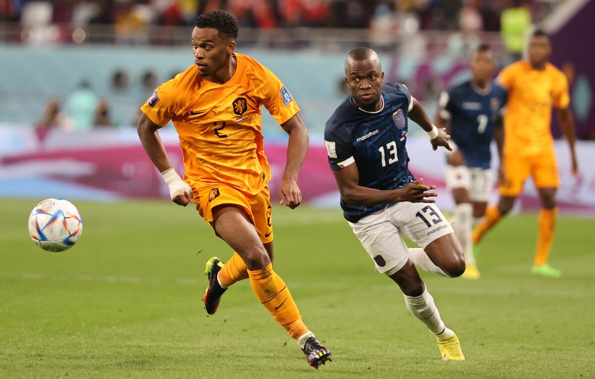    Защитник сборной Нидерландов Юрриен Тимбер и нападающий сборной Эквадора Эннер Валенсия  EPA-EFE/Abedin Taherkenareh