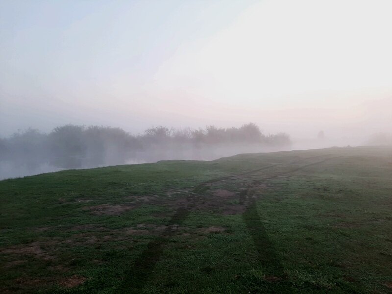 Озеро встретило нас туманом, но для настоящих искателей сокровищ - это не было помехой.