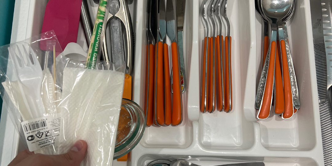 Какие вещи не стоит хранить в ящике с приборами. Избавляемся от хлама на кухне за 5 минут!