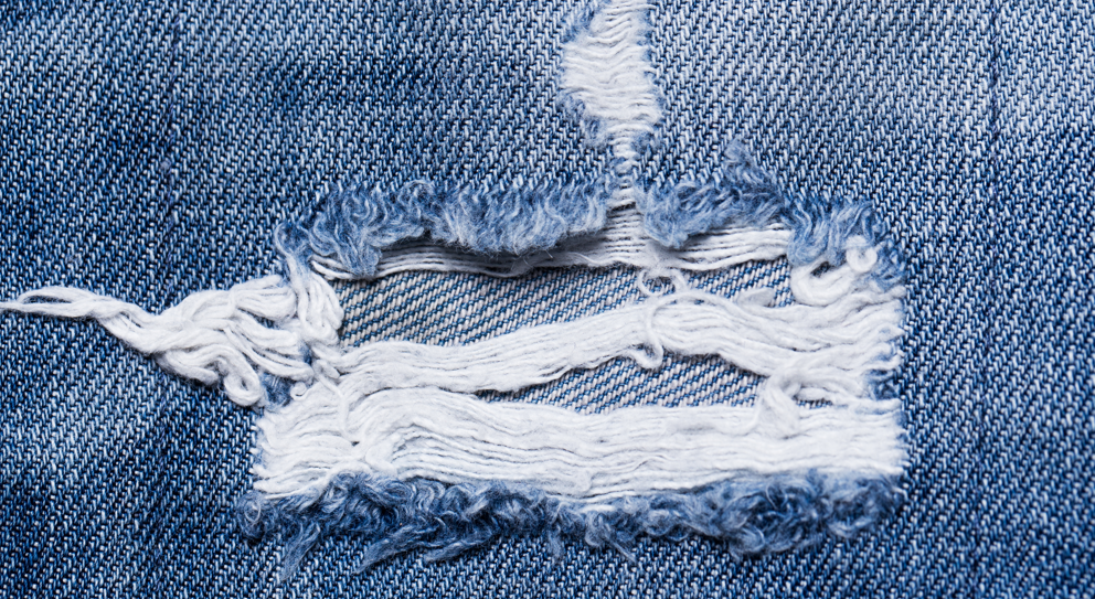 Заплатки не нужны: как сделать женские рваные джинсы