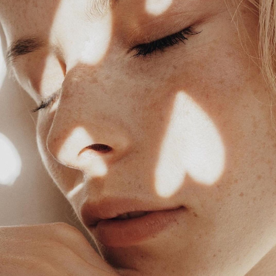 Marta bevacqua модели. солнечная девушка. девушка на солнце портрет. закаливание солнцем для взрослых. портрет яркий свет.