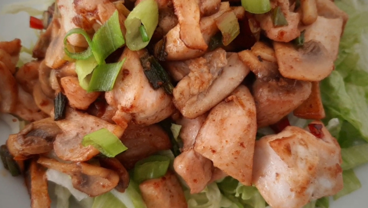 Подскажите какой-нибудь вкусный рецепт салата из курицы?
