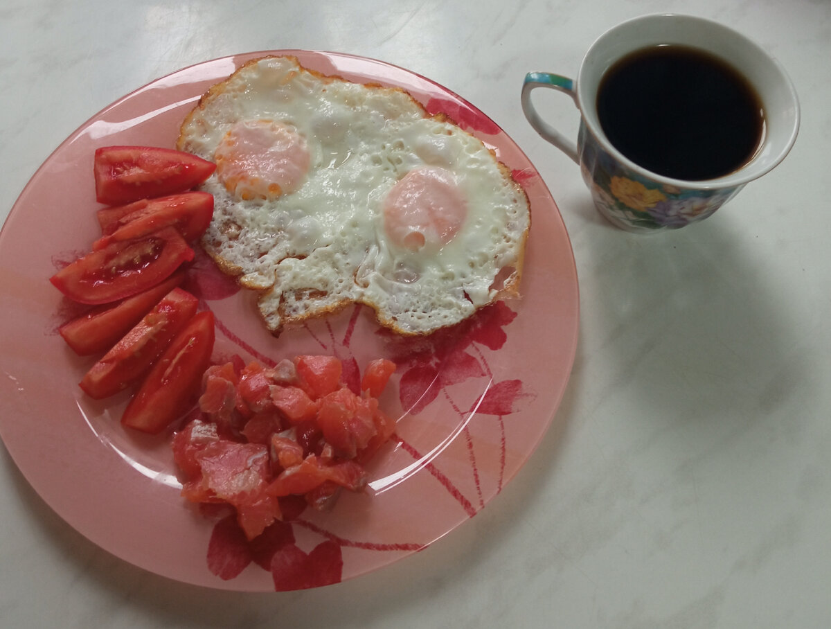 Завтрак  помидор  свежий-48гр.,яичница из двух  яиц-75гр., форель  малосольная-45гр.  К-241,2        Б-19,04          Ж-17,67          У-2,62.