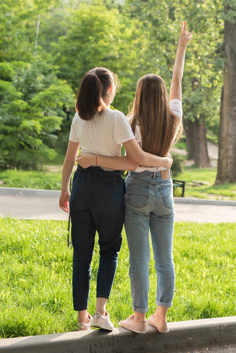 Изображение от <a href="https://ru.freepik.com/free-photo/back-view-girls-posing-in-the-park_5099297.htm#page=2&query=%D0%B4%D0%B5%D0%B2%D0%BE%D1%87%D0%BA%D0%B8%20%D0%BF%D0%BE%D0%B4%D1%80%D1%83%D0%B6%D0%BA%D0%B8%20%D0%B4%D0%B5%D1%80%D0%B6%D0%B0%D1%82%D1%8C%D1%81%D1%8F%20%D0%B7%D0%B0%20%D1%80%D1%83%D0%BA%D0%B8&position=10&from_view=search&track=ais">Freepik</a>