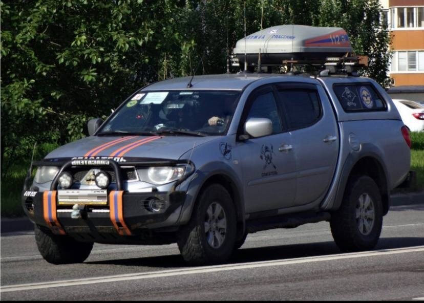 За наклейки в виде полос водителя на данном автомобиле лишили водительских прав на 1 год, обратим внимание что бока автомобиля не обклеены.