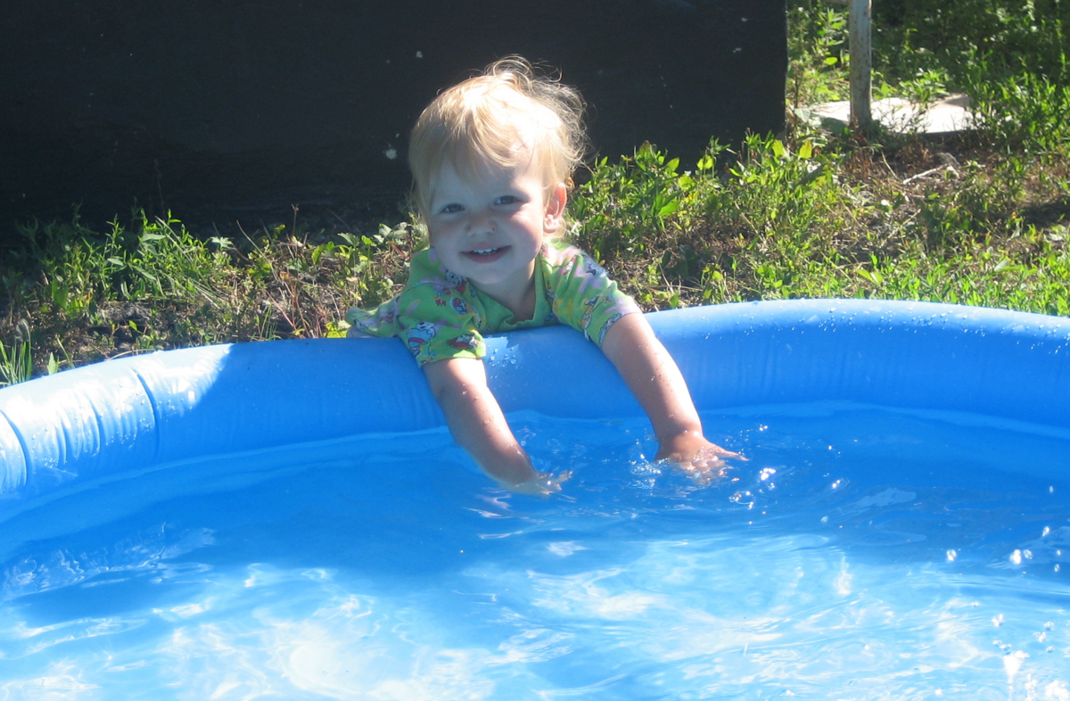 надувной бассейн во дворе родительского дома