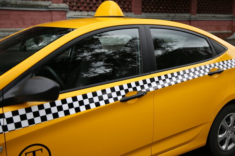 Аренда авто такси минск. Машина "такси". Автомобиль «такси». Шашки такси. Шашечки такси на машине.