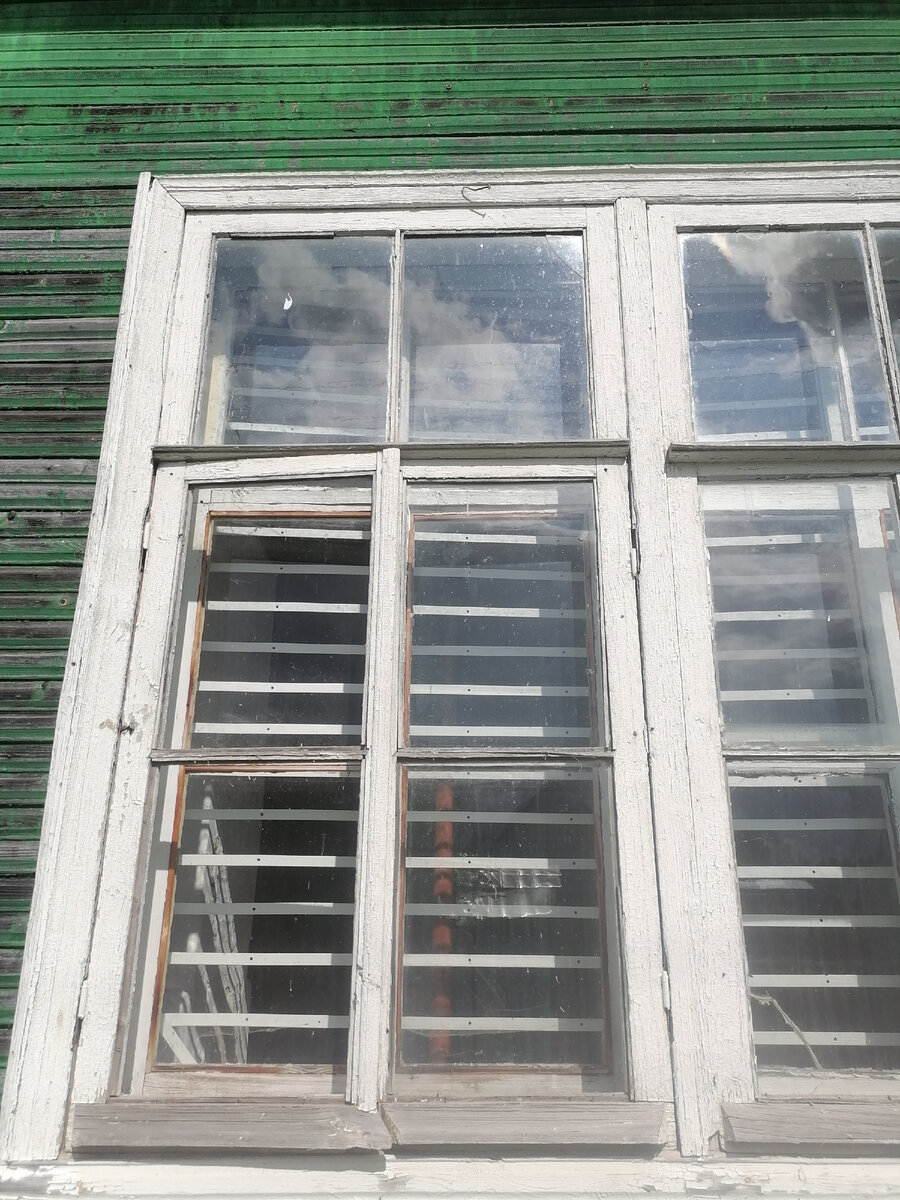 Сбоку нет стекла