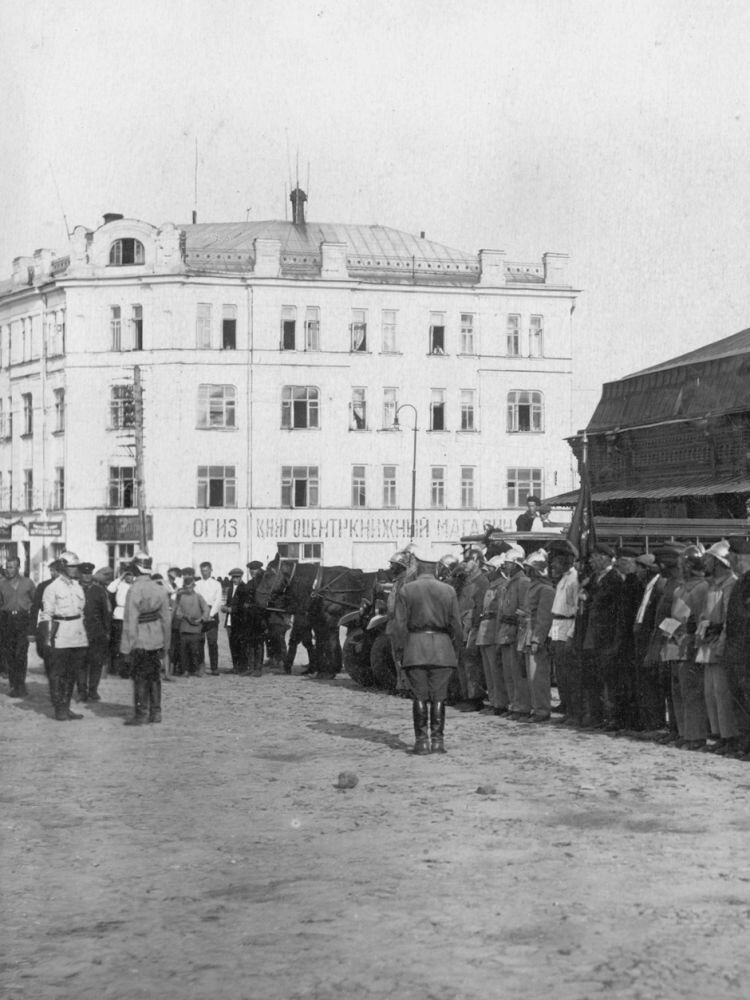 До начала 1930-х на первом этаже размещался известный в городе книжный магазин