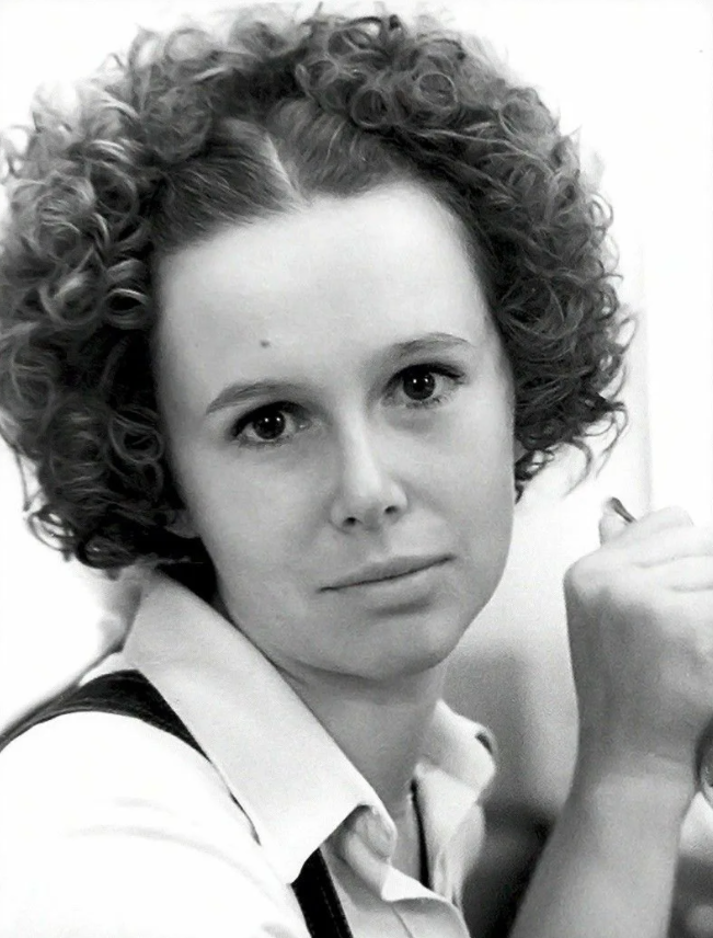 Евгении Симоновой на сегодняшний день 68 лет, и она до сих пор выходит на сцену любимого ею театра. И все же 13 лет борьбы со страшной болезнью дают о себе знать.