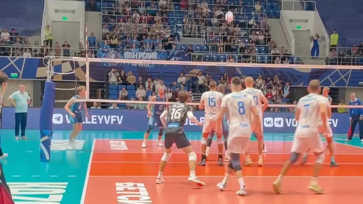     Казанский «Зенит» со счетом 3:0 обыграл петербургскую одноименную команду. Таким образом, клуб из столицы РТ досрочно обеспечил себе выход в полуфинал Кубка 100-летия.