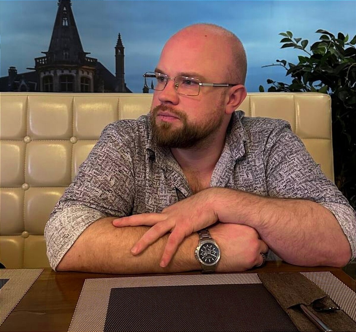 Решение - это процесс нахождения ответа на задачу или проблему. Каждый день мы сталкиваемся с различными проблемами и задачами, которые требуют решения. Некоторые из них могут быть решены быстро и легко, а другие могут потребовать более глубокого анализа и длительного времени для решения.Важно понимать, что решение не всегда является единственным правильным. В зависимости от ситуации и обстоятельств, может быть несколько возможных вариантов решения. При выборе оптимального варианта нужно учитывать все факторы и последствия, которые могут возникнуть в результате его принятия.Для того чтобы успешно решать проблемы и задачи, необходимо иметь навыки анализа, критического мышления и принятия решений. Эти навыки можно развивать через практику и обучение.Важно также помнить, что не все проблемы и задачи могут быть решены самостоятельно. Иногда необходимо обратиться за помощью к другим людям или специалистам, которые могут предложить новые идеи и подходы к решению проблемы.В итоге, решение проблем и задач - это важный процесс, который помогает нам достигать наших целей и решать трудности, с которыми мы сталкиваемся в жизни. Научившись принимать правильные решения, мы можем улучшить свою жизнь и достичь больших успехов в карьере и личной жизни.