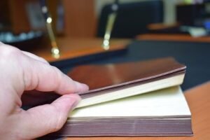 ►Соблазн решить проблему, которая возникла в ходе проверки, за взятку есть у многих. Многолетняя Российская практика коррупционных схем и стандартов дает о себе знать и сегодня. Находятся такие, кто взятки берет, но в большинстве случаев, это приводит к очень серьезным последствиям, несоизмеримо большим, чем законное решение вопроса. Так в Курганской области не так давно был осужден человек, попытавшийся дать взятку следователю. Есть и другая сторона медали: однажды данная взятка может стать ежемесячной повинностью, аппетиты чиновников будут расти и однажды предприниматель просто не сможет откупиться.