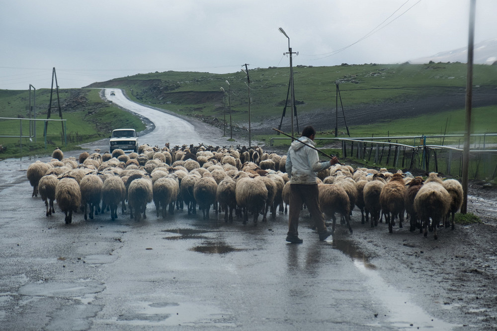 Трасса, соединяющая Тбилиси и Ереван, местами выглядит так.