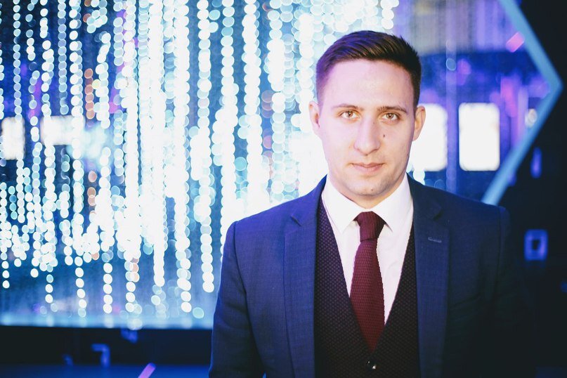  Олег Барышев из Приднестровья (Республика  Молдова), где и начинал работу телевизионщика. Сейчас он — корреспондент  программы «Новости» на федеральном канале РенТВ 