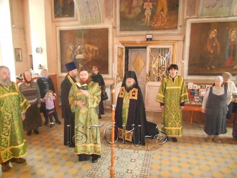 По свидетельству паломников, в храме деревни Очево царит особая благодать. Дело не только в том, что это старейшая церковь, которая никогда не закрывалась — история Введенского погоста начинается с 1673 года, не в абсолютной чистоте и уникальном убранстве. Несколько десятков лет служит здесь настоятелем батюшка Паисий. В Московской Епархии он — один из старейших служителей, имеет чин Архимандрита.
