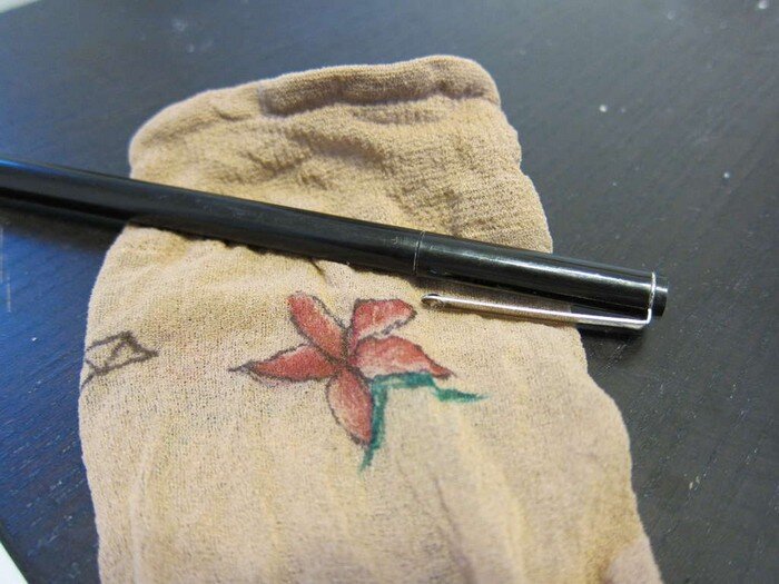 Нанесите на колготки понравившийся рисунок