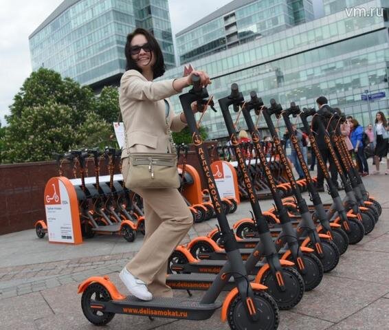 Первый пункт проката электросамокатов был открыт в Москве 18 мая
Фото: Владимир Новиков, "Вечерняя Москва"