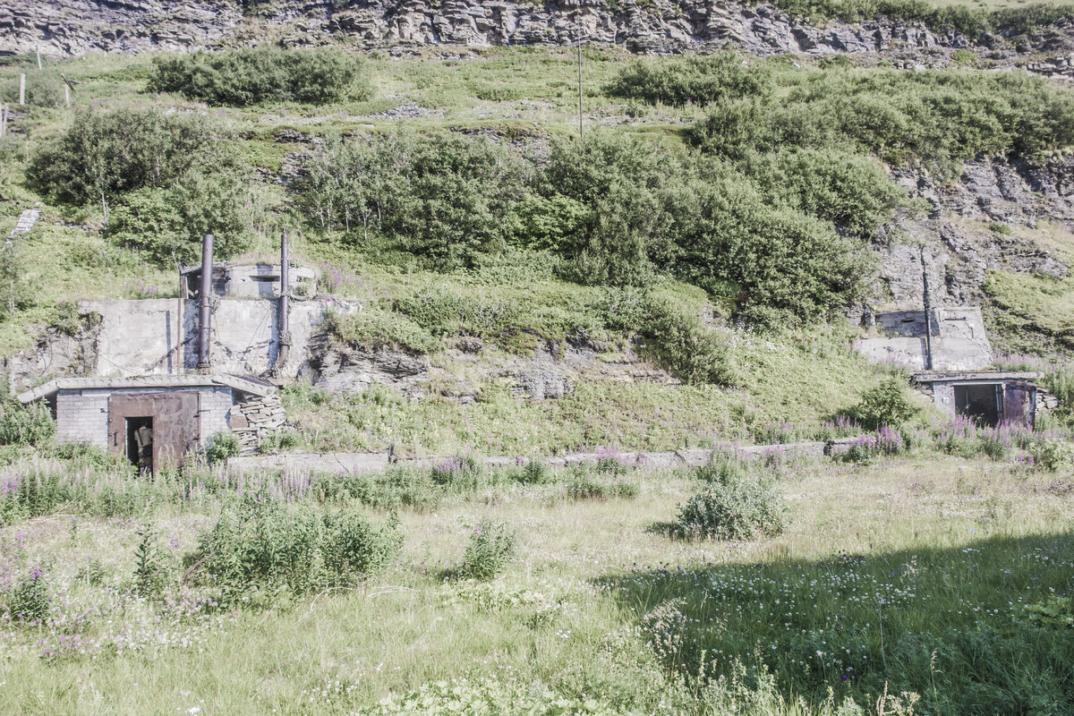 Снаружи если не знать что это и где объект выглядит как пара гаражей с огневыми точками установленных в склоне горы. 