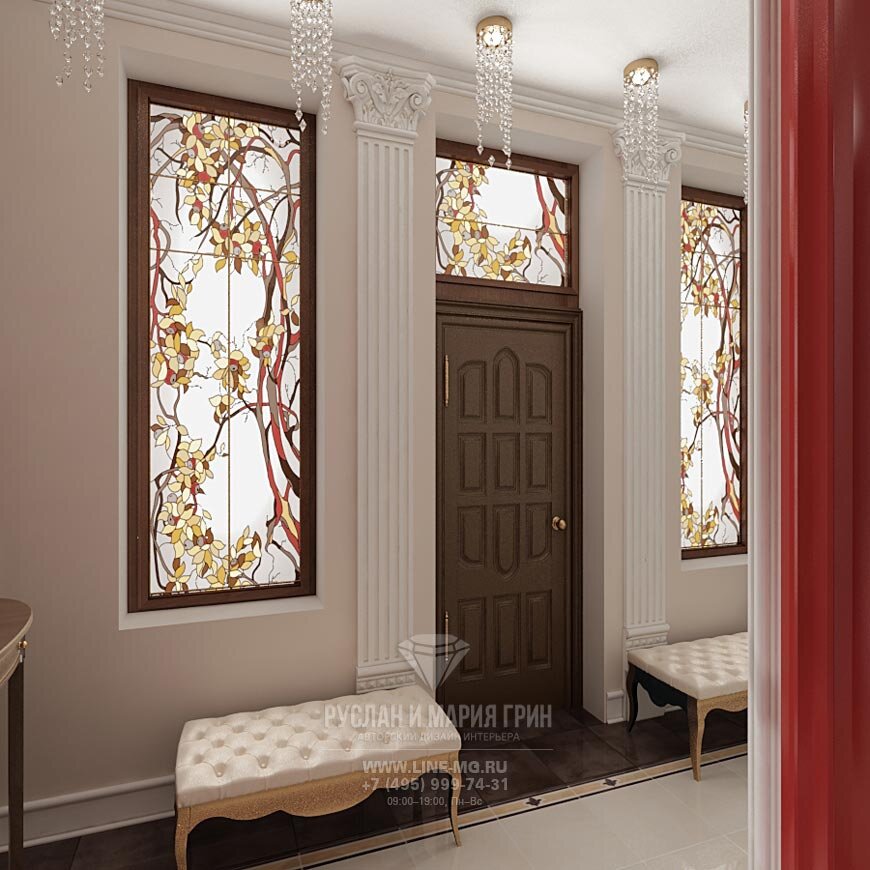 На фото: Пример интерьера прихожей с витражами