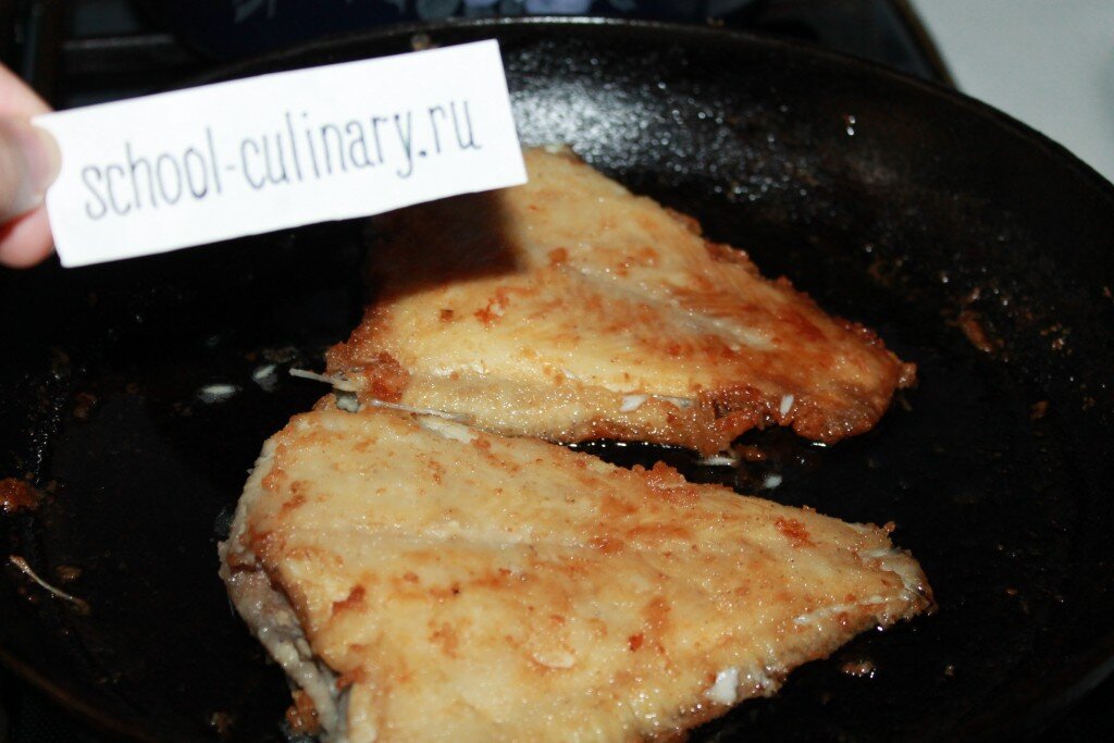 Как приготовить камбалу без запаха на сковороде. Вкусно жарим камбалу на сковороде. Камбала с картофельным пюре. Время готовки камбалы на сковороде. Тюрбо жареная на сковороде.