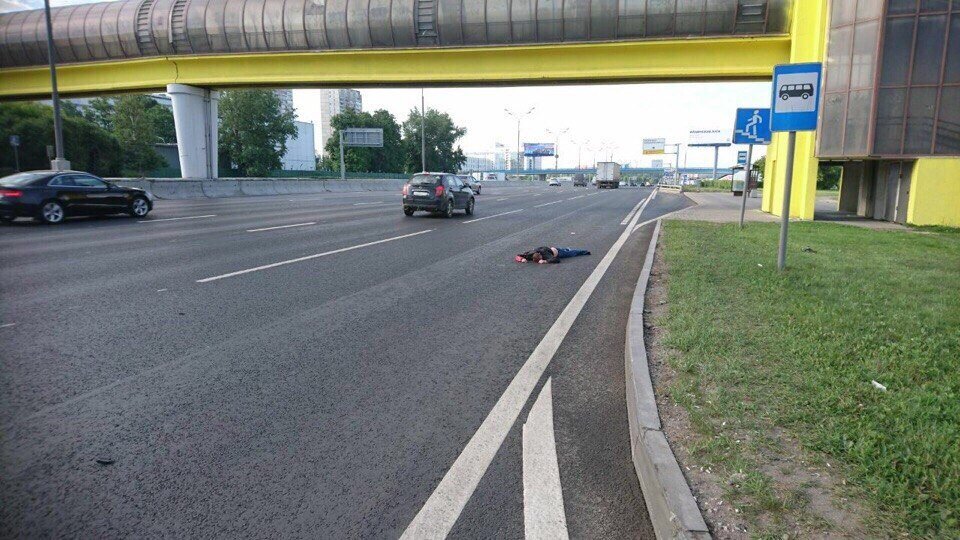 В нескольких метрах стоит надземный переход.