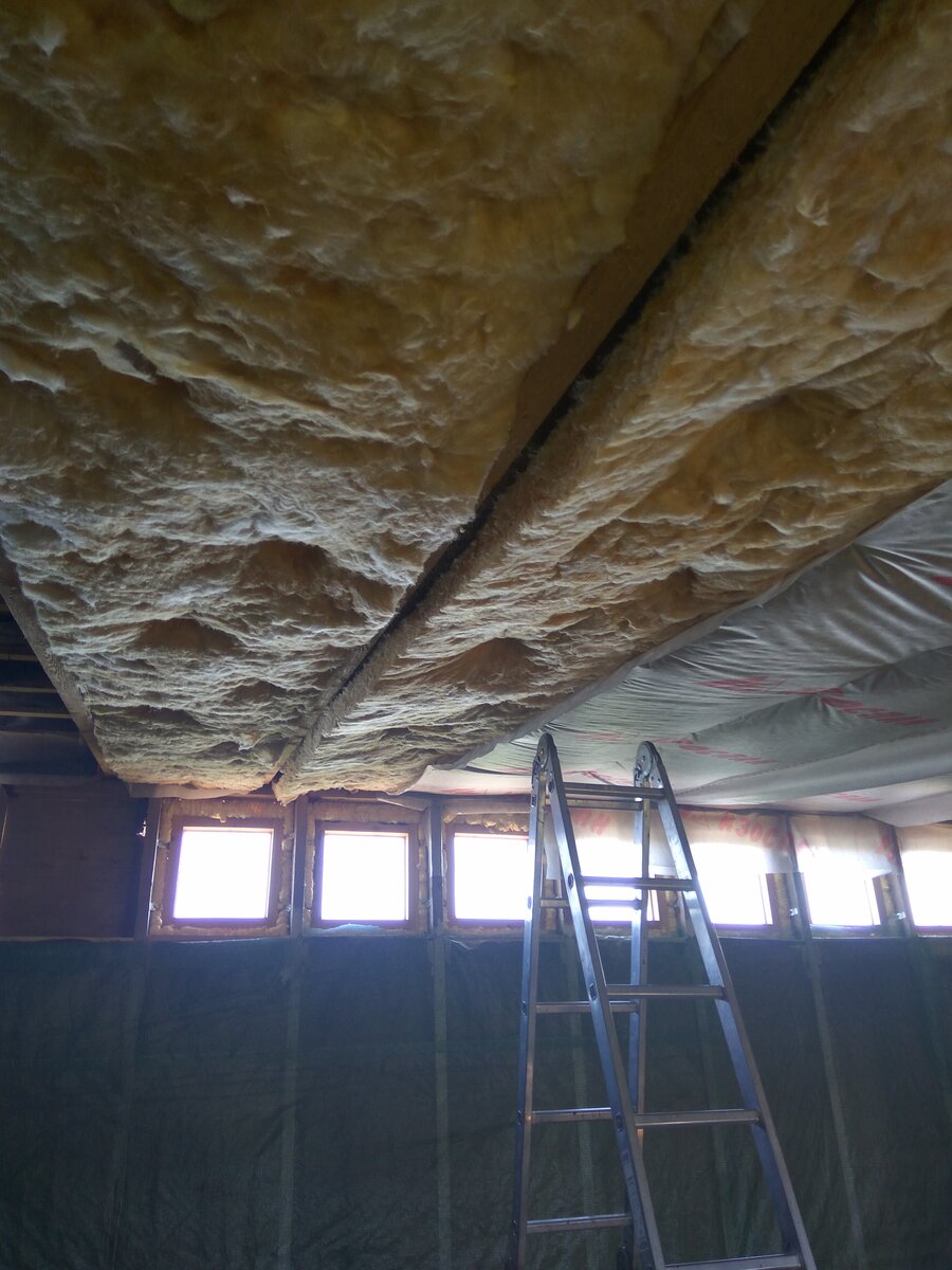 В процессе. Видно, как провисают края утеплителя, но это не беда, так как изоспаном они подтягиваются на место