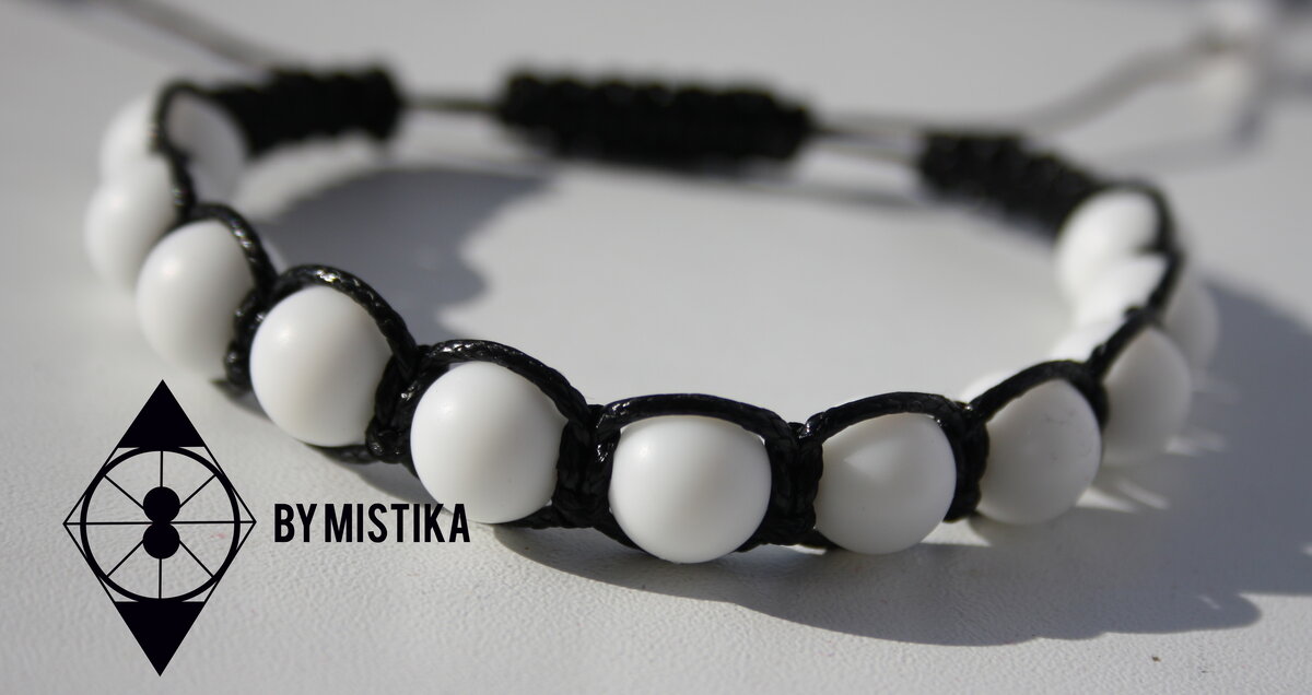 Помогает обрести гармонию с самим собой и с окружающим миром. Он помогает разобраться в своих мыслях и чувствах, понять свое истинное предназначение и наладить отношения с близкими людьми и коллегами по работе. охраняет семью от бед и несчастий. Он оберегает благополучие и покой семьи. Препятствует возникновению ссор, конфликтов и скандалов. Этот агат защищает от неправильных поступков и супружеских измен. Этот минерал повышает привлекательность человека в глазах противоположного пола. Благодаря этому владелец талисмана сможет найти свою вторую половинку и построить крепкую семью.