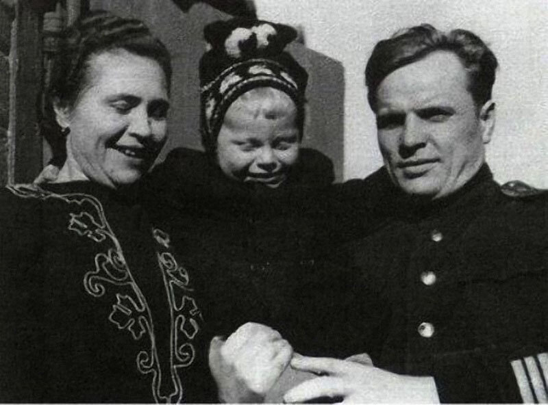 Юрий Богатырев с родителями