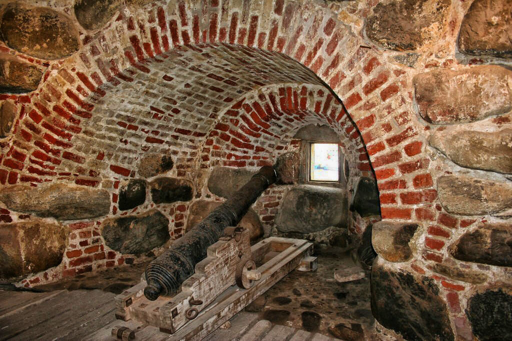 стены новодевичьего монастыря. в стенах монастыря 1977. монастырская стена. в стенах монастыря 1977г. монастырская тюрьма соловецкого монастыря.