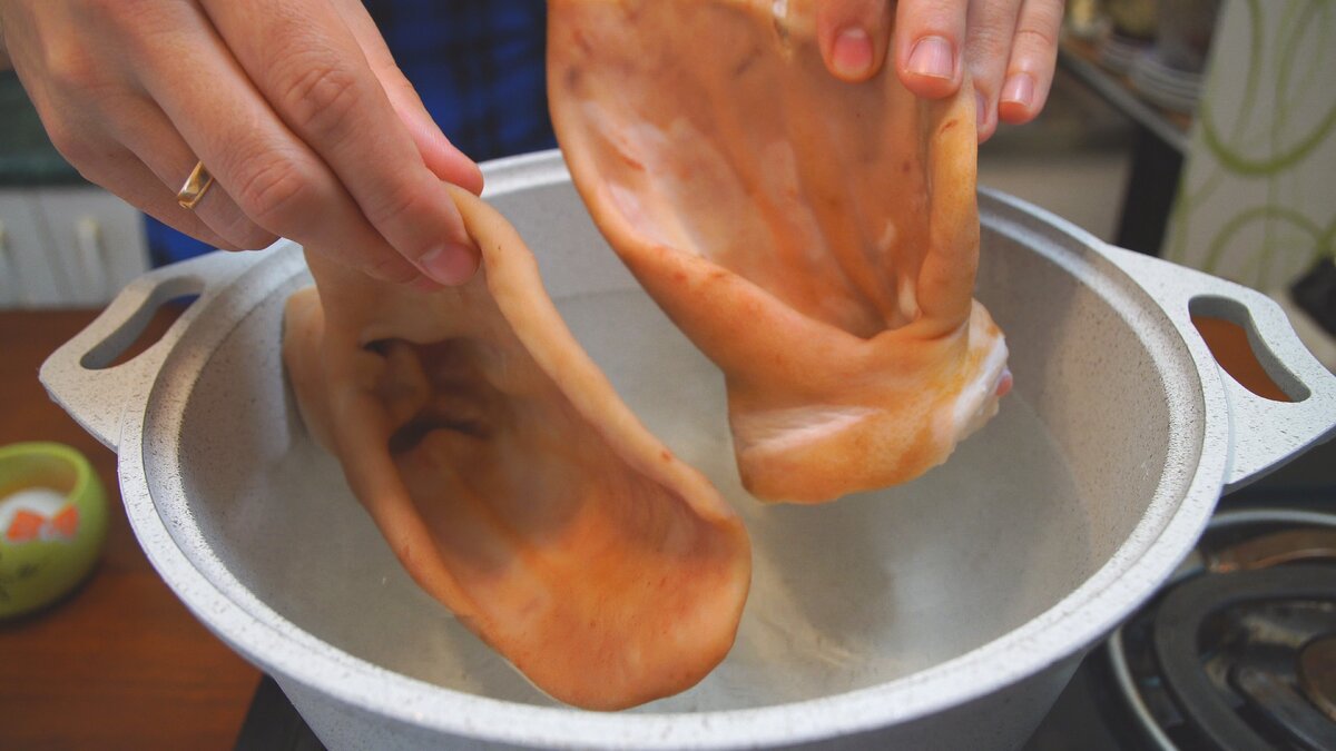 Хорошо вымытые и вычищенные уши отвариваем в подсоленной воде на среднем огне. Друзья если что-то не поймете смотрим мое видио где я очень очень подробно объясняю и показываю этот рецепт. 